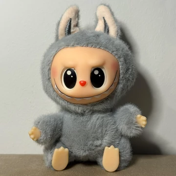Labubu stílusú plüssfigura - szürke, puha bundával, 15 cm