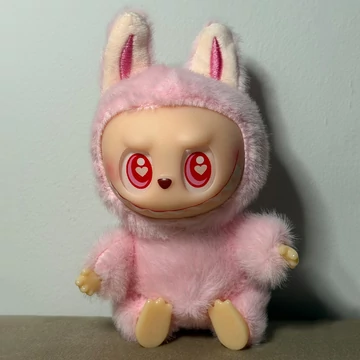 Labubu stílusú plüssfigura - rózsaszín, puha bundával, 15 cm