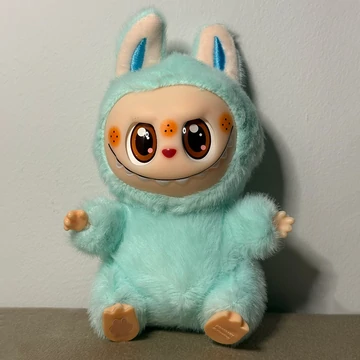Labubu stílusú plüssfigura - világos türkizkék, puha bundával, 15 cm