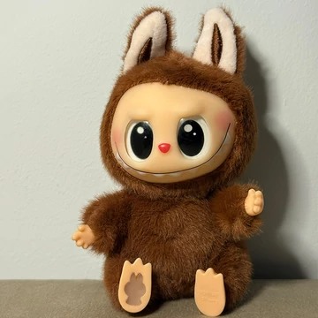 Labubu stílusú plüssfigura - sötétbarna, puha bundával, 15 cm