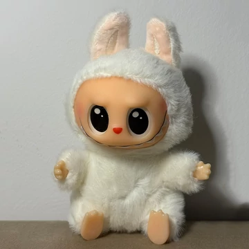 Labubu stílusú plüssfigura - fehér, puha bundával, 15 cm
