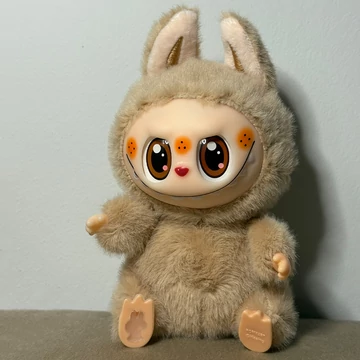 Labubu stílusú plüssfigura - világosbarna, puha bundával, 15 cm