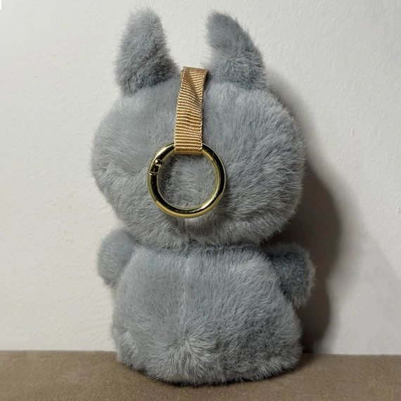 Labubu stílusú plüssfigura - szürke, puha bundával, 15 cm