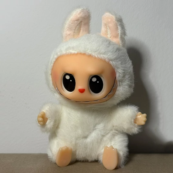 Labubu stílusú plüssfigura - fehér, puha bundával, 15 cm