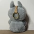 Labubu stílusú plüssfigura - szürke, puha bundával, 15 cm